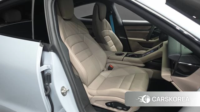 Porsche Taycan 2025 Светло-серебряный цвет из Кореи, фото 3