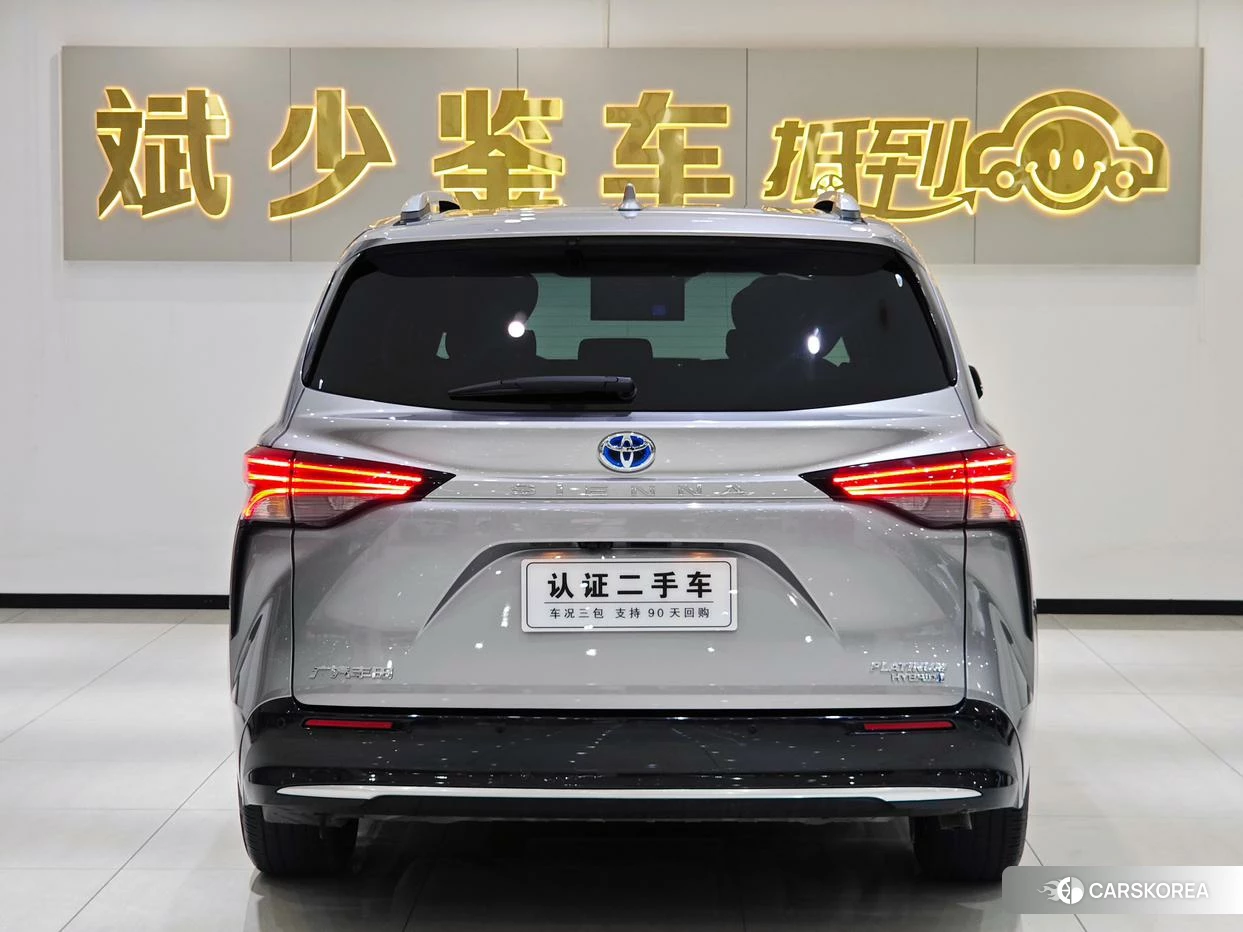 Toyota Sienna 2021 Серебристо-серый из Китая, фото 3