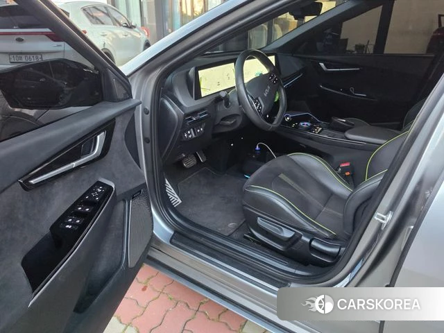 Kia EV6 2023 Серебристо-серый из Кореи, фото 3