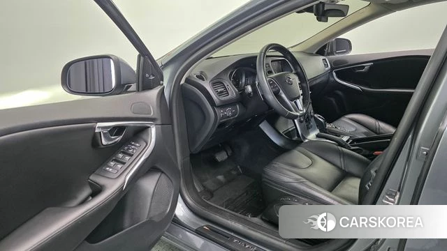 Volvo V40 2018 Светло-серебряный цвет из Кореи, фото 3