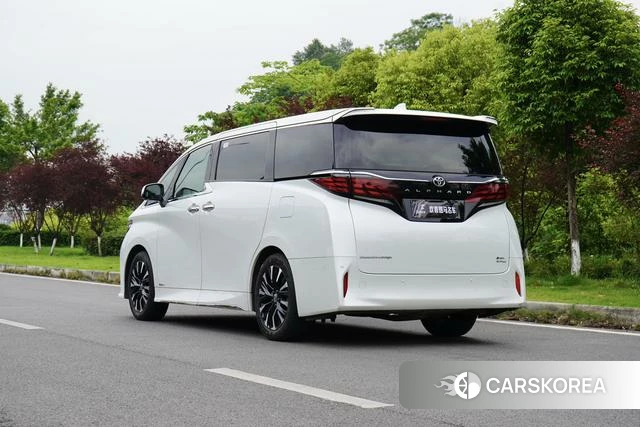 Toyota Alphard 2023 Белый из Китая, фото 3