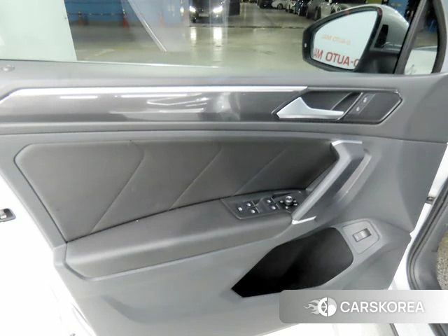 Volkswagen Tiguan second Generation 2018 Серебряный из Кореи, фото 3