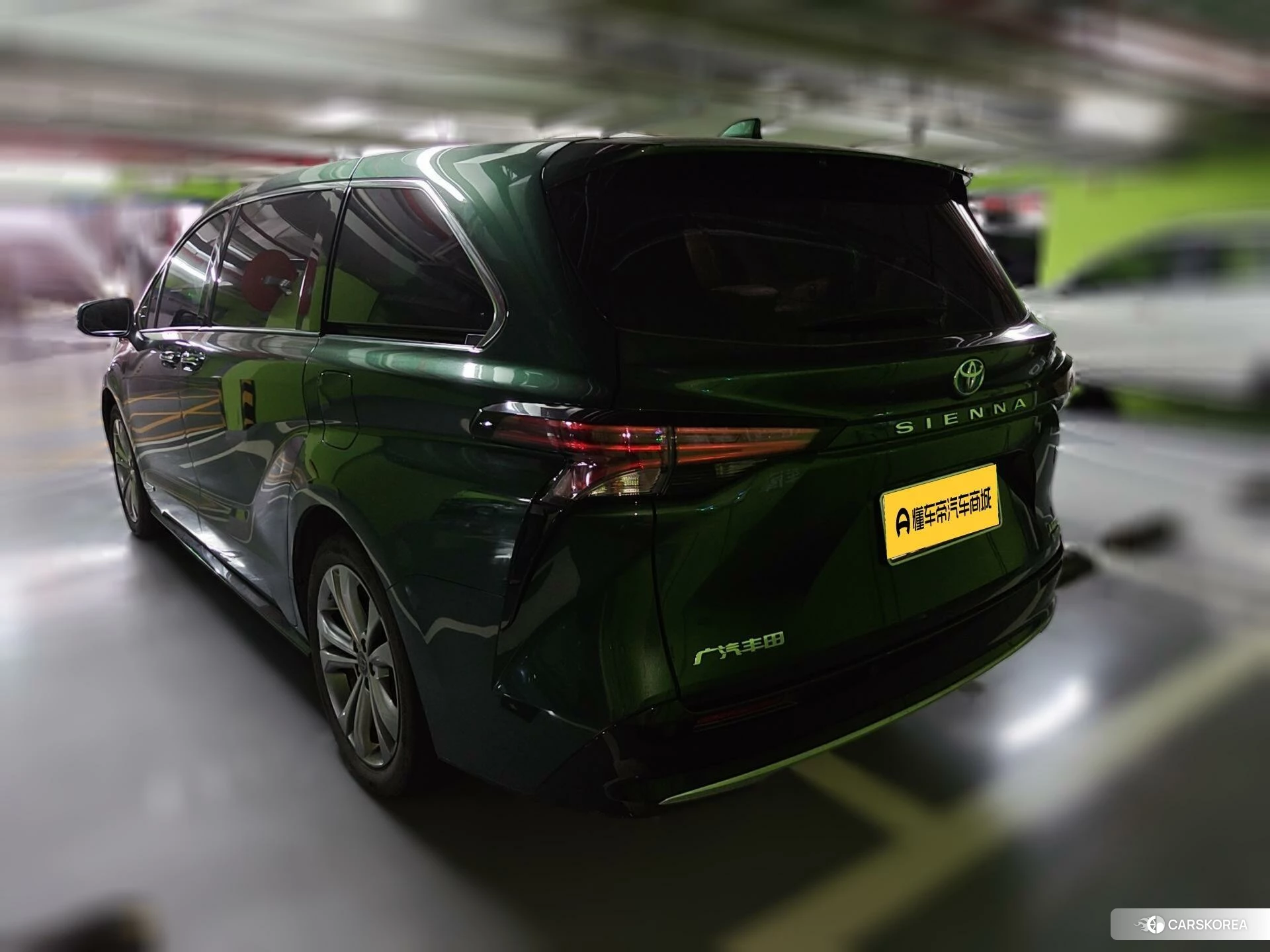 Toyota Sienna 2023 Зеленый из Китая, фото 3