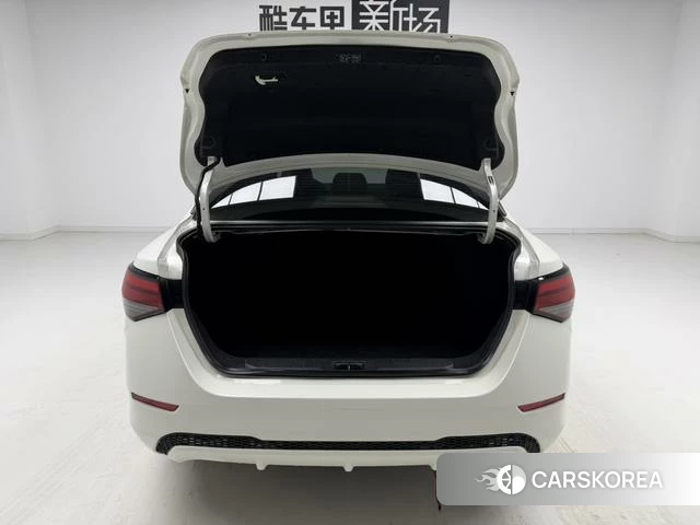 Nissan Sylphy 2022 Белый из Китая, фото 3