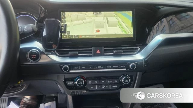 Kia Niro Plus 2023 Белый из Кореи, фото 3