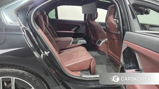 BMW 7 Series (G70) 2023 Черный из Кореи, фото 3