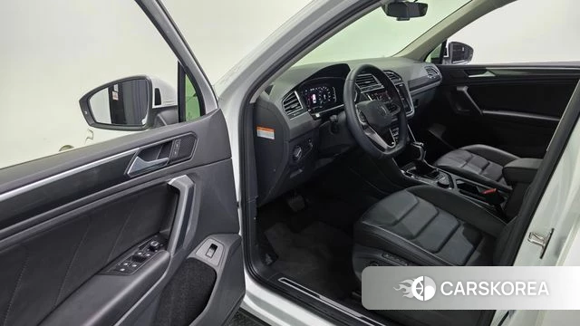 Volkswagen Tiguan second Generation 2023 Белый из Кореи, фото 3
