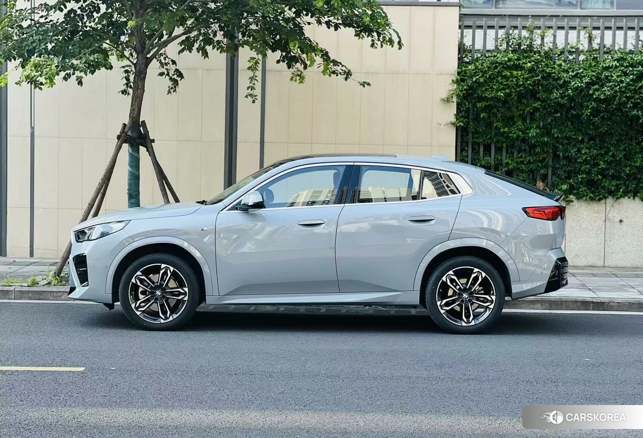 BMW X2 2024 Серебристо-серый из Китая, фото 4