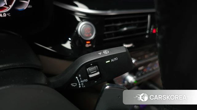 BMW 5 Series (G30) 2023 Серебристо-серый из Кореи, фото 4