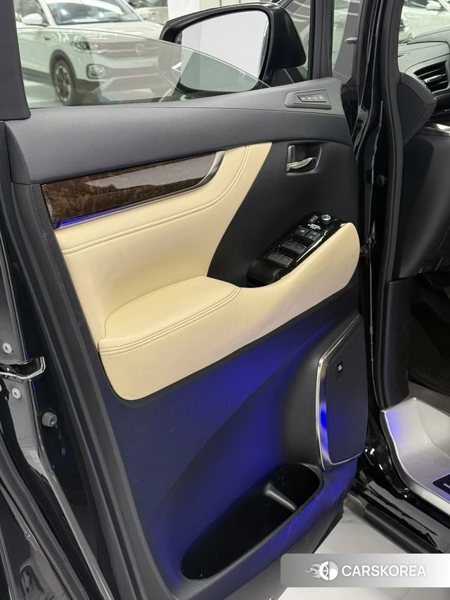 Toyota Alphard 2023 Белый из Китая, фото 4