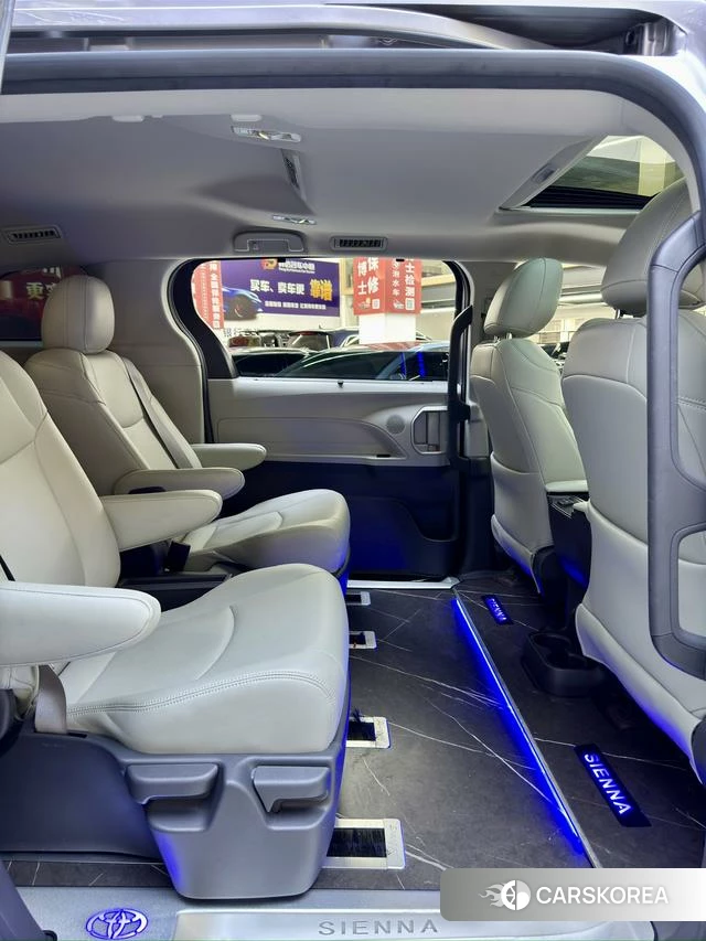 Toyota Sienna 2022 Серебристо-серый из Китая, фото 4