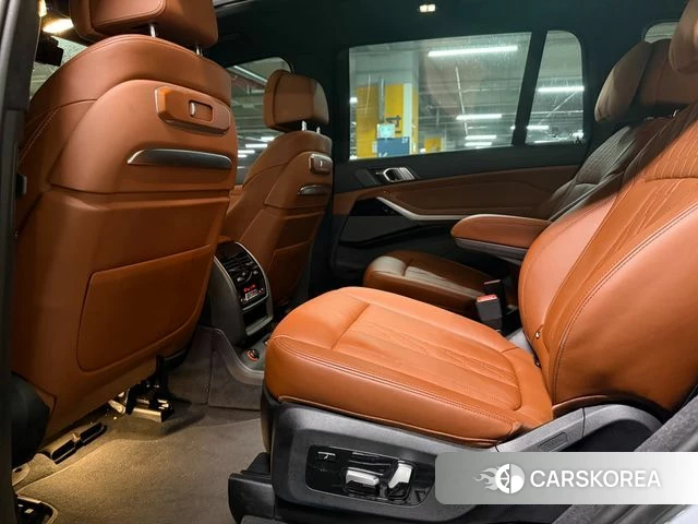 BMW X7 (G07) 2024 Серебристо-серый из Кореи, фото 4