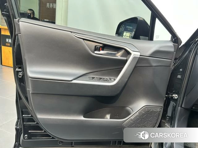 Toyota RAV4 2023 Черный из Китая, фото 4