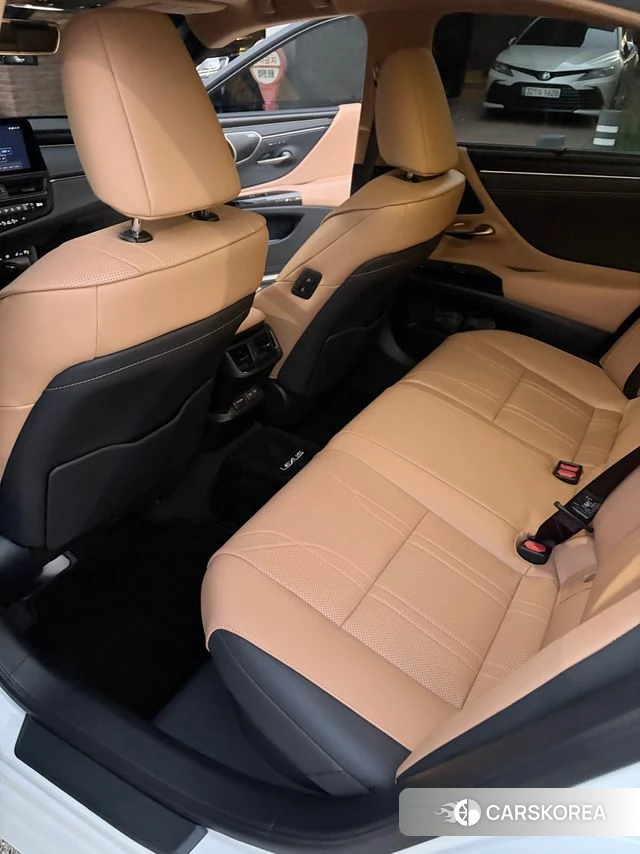 Lexus ES300h 7th generation 2023 Белый из Кореи, фото 4