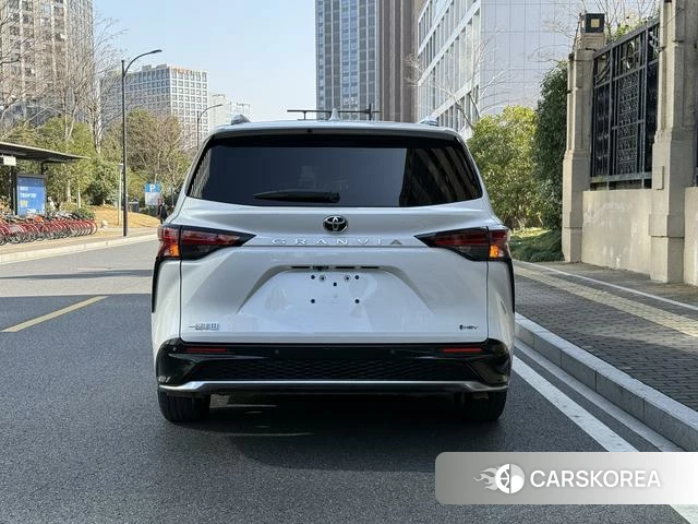 Toyota Granvia 2024 Белый из Китая, фото 4