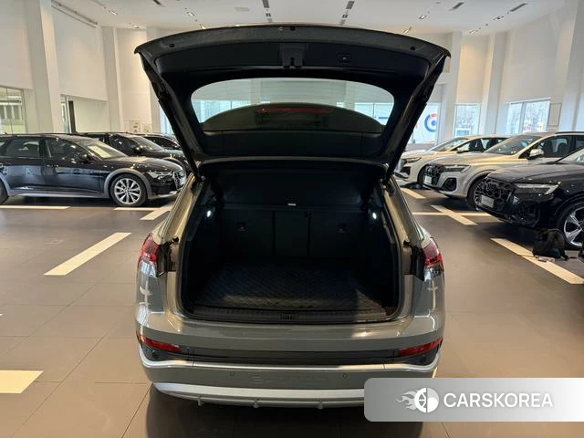 Audi Q4 2025 Серебристо-серый из Китая, фото 4