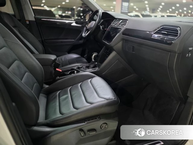 Volkswagen Tiguan second Generation 2023 Белый из Кореи, фото 4