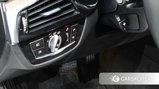 BMW 5 Series (G30) 2018 Серебристо-серый из Кореи, фото 4