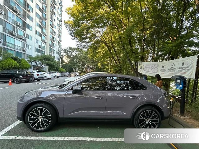 Porsche Taycan 2024 Светло-серебряный цвет из Кореи, фото 5
