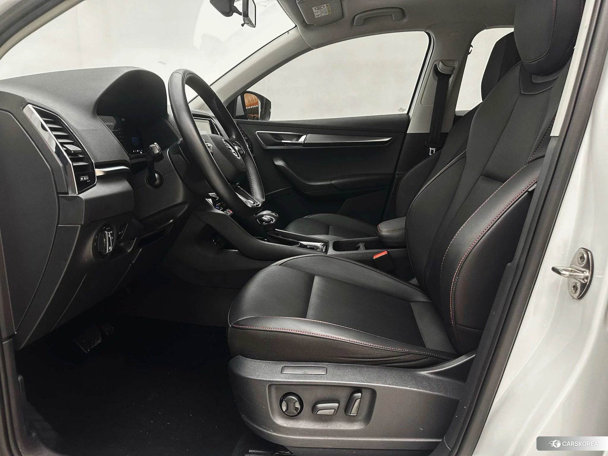 Skoda Karoq 2023 Белый из Китая, фото 4