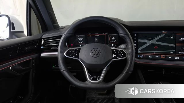 Volkswagen Touareg 3rd generation 2023 Белый из Кореи, фото 4