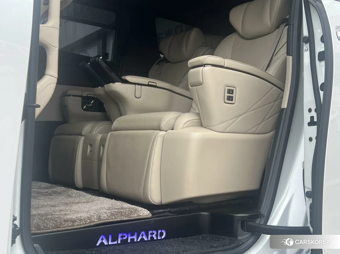 Toyota Alphard 2023 Белый из Китая, фото 4