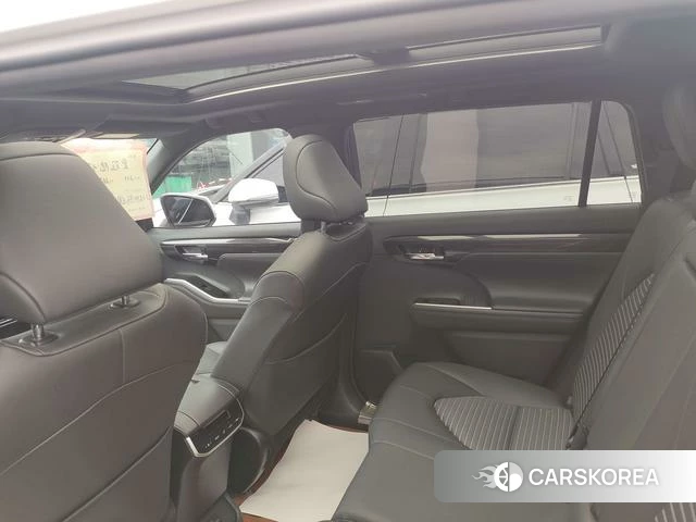 Toyota Crown 2023 Белый из Китая, фото 4