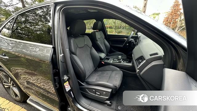 Audi Q5L 2021 Темно-серый из Китая, фото 4