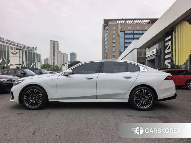 BMW 5 series 2024 Белый из Китая, фото 4