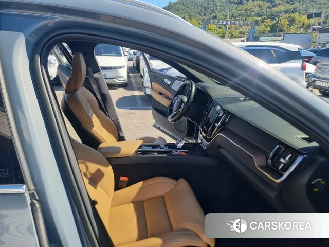 Volvo XC60 second Generation 2022 Песочный из Кореи, фото 4
