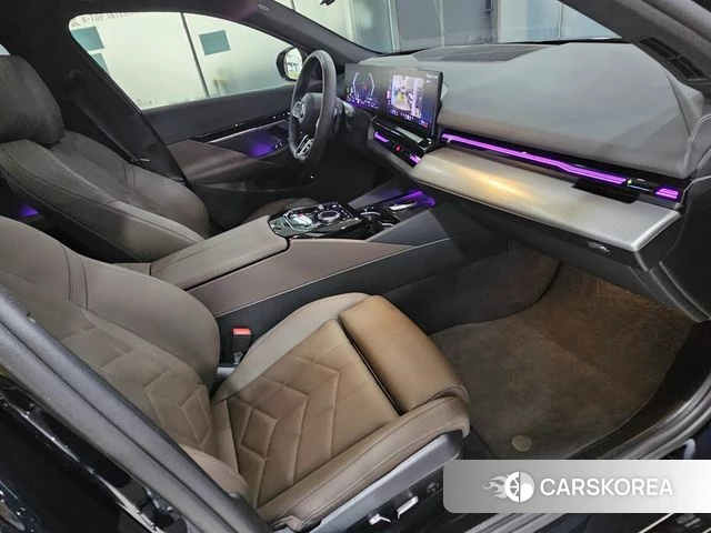 BMW 5 Series (G60) 2023 Черный из Кореи, фото 4