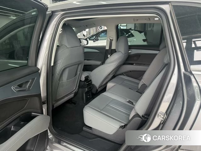 Audi Q5L 2024 Темно-серый из Китая, фото 4