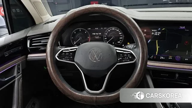 Volkswagen Touareg 3rd generation 2020 Серебряный из Кореи, фото 4