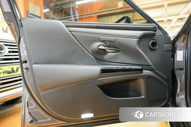 Lexus ES300h 7th generation 2025 Серый из Кореи, фото 4