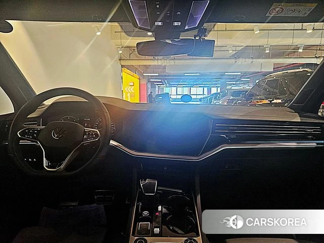 Volkswagen Touareg 3rd generation 2023 Белый из Кореи, фото 4