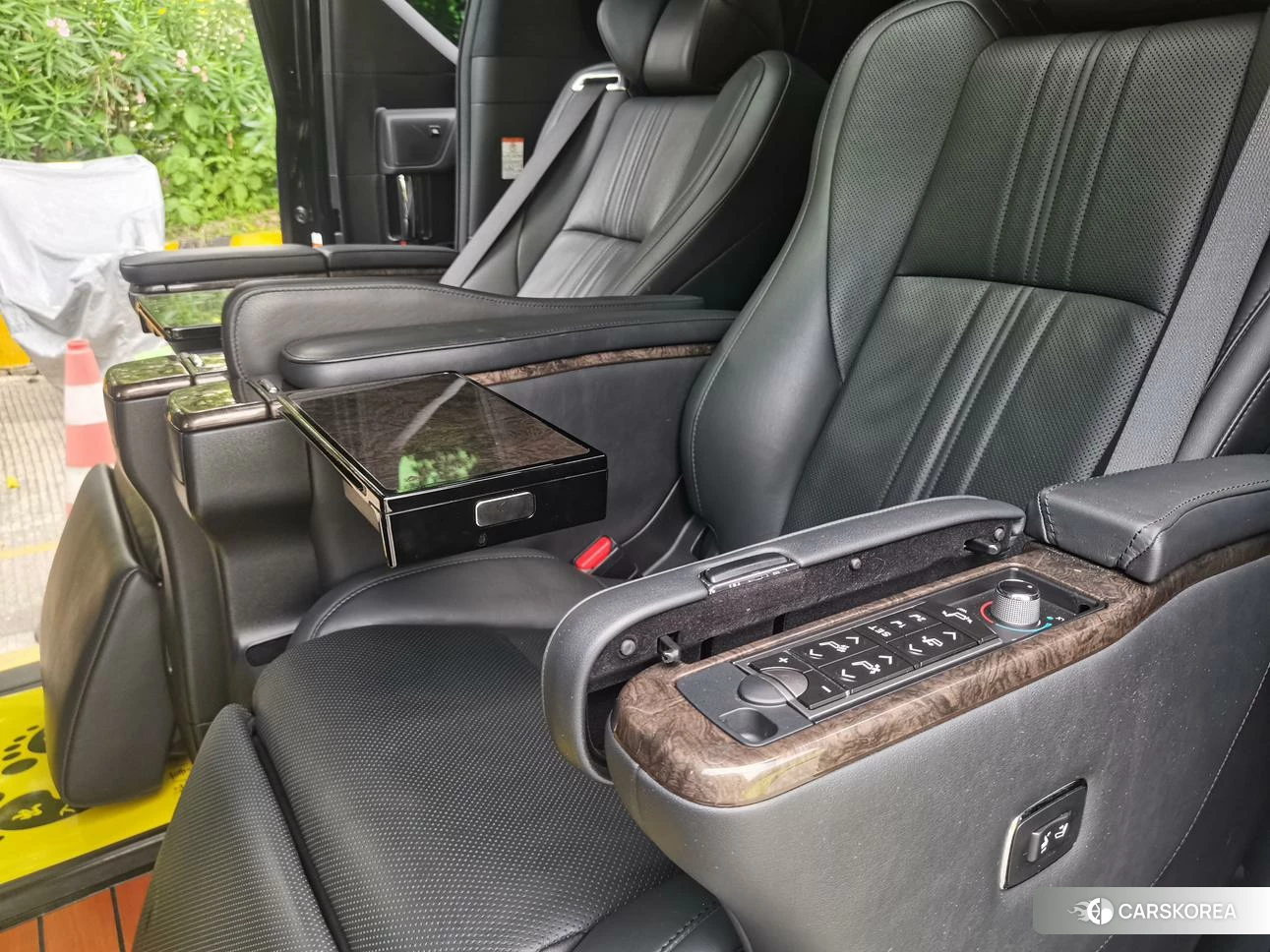 Toyota Vellfire 2023 Черный из Китая, фото 4