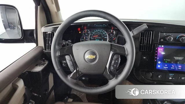 Chevrolet Express Van 2024 Черный из Кореи, фото 4
