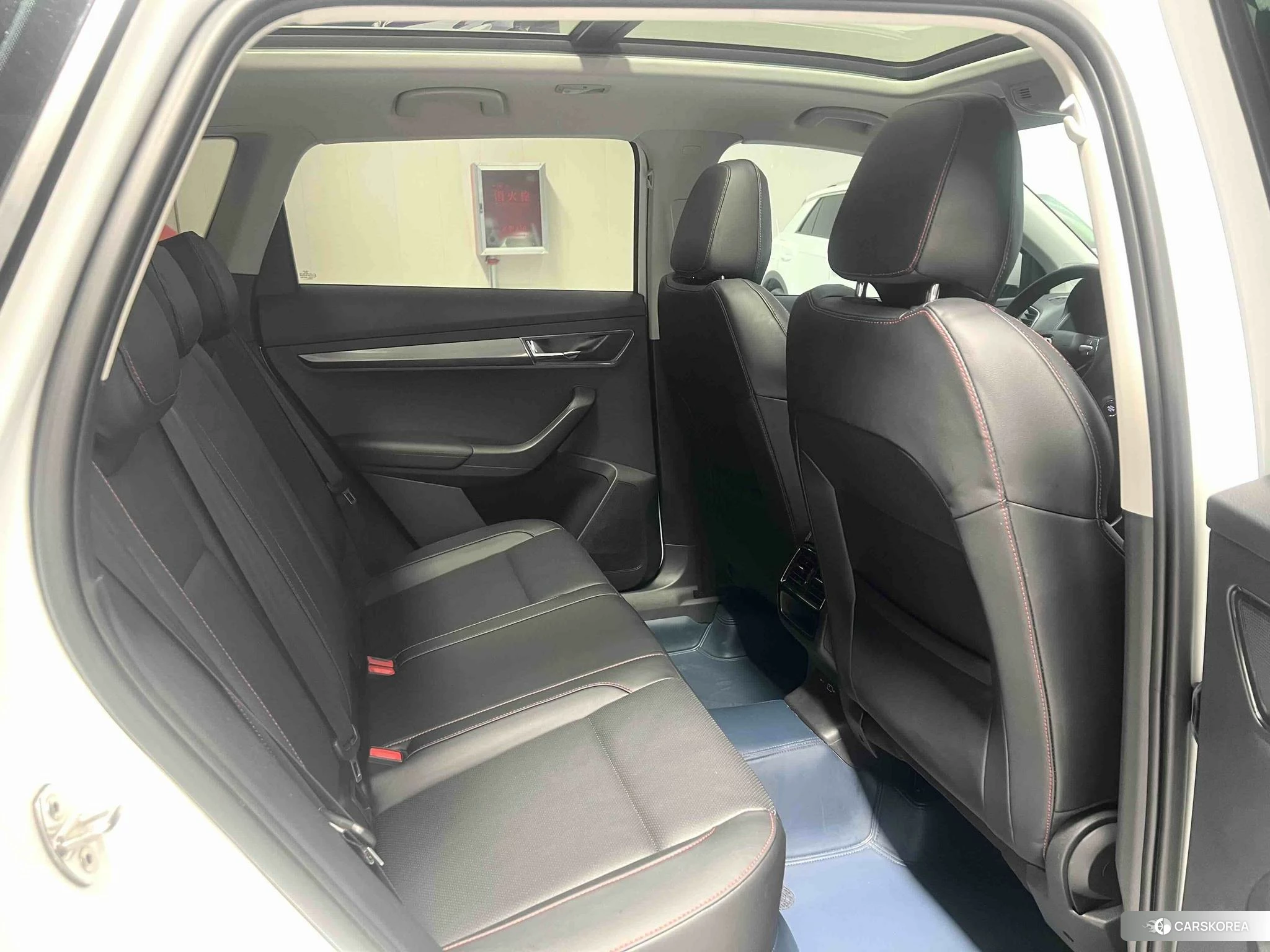Skoda Karoq 2023 Белый из Китая, фото 4