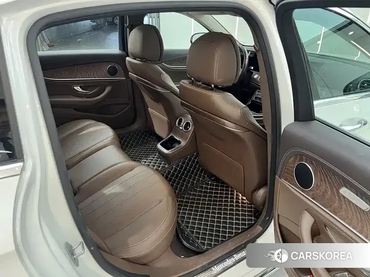 Mercedes-Benz E-Class 2023 Белый из Китая, фото 4