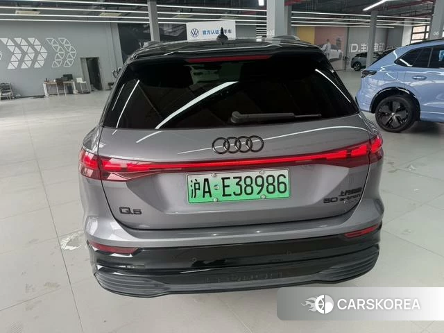 Audi Q5L 2023 Темно-серый из Китая, фото 4