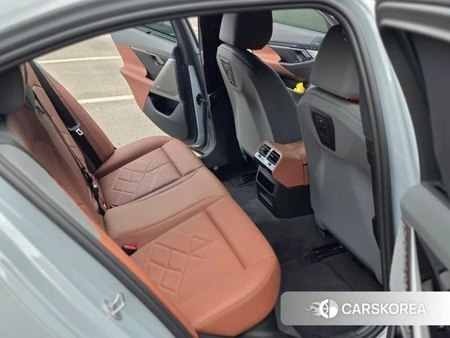BMW 5 Series (G60) 2026 Цвет галактики из Кореи, фото 4
