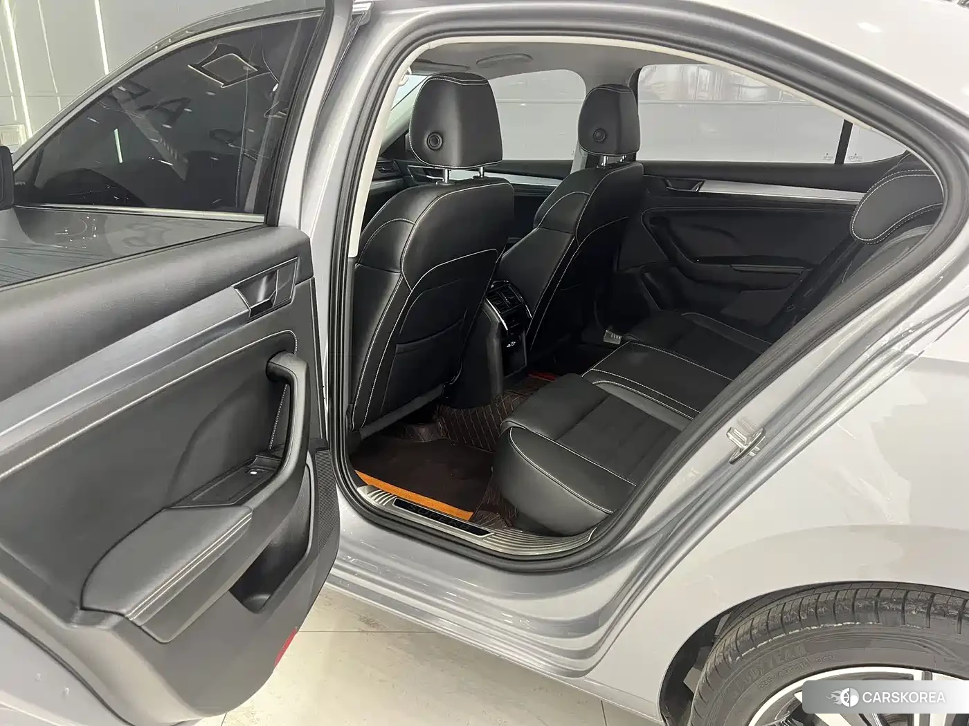Skoda Superb 2023 Silver/gray из Китая, фото 4