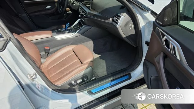BMW i4 2023 Светло-серебряный цвет из Кореи, фото 4