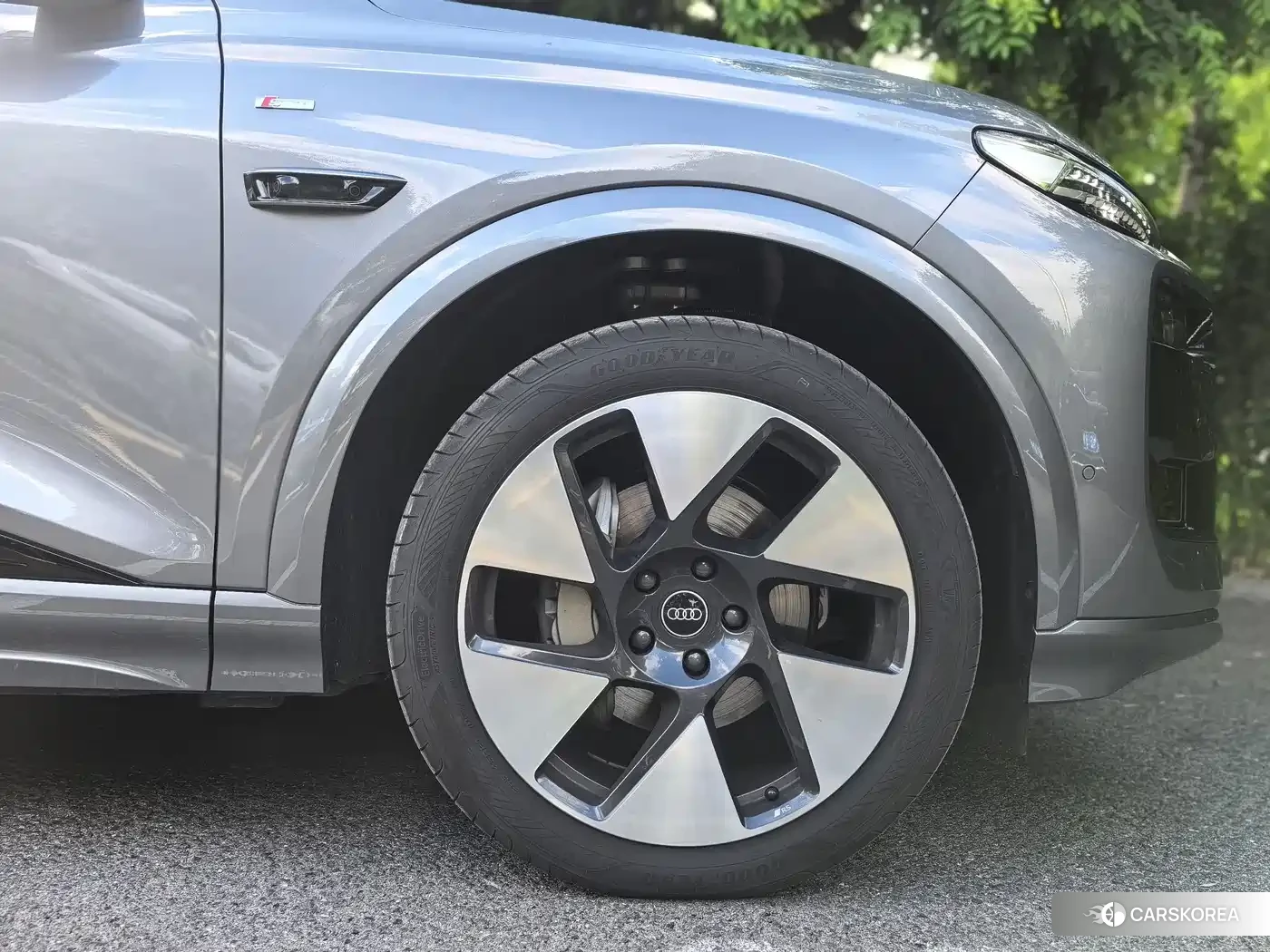 Audi Q6L 2025 Silver/gray из Китая, фото 4