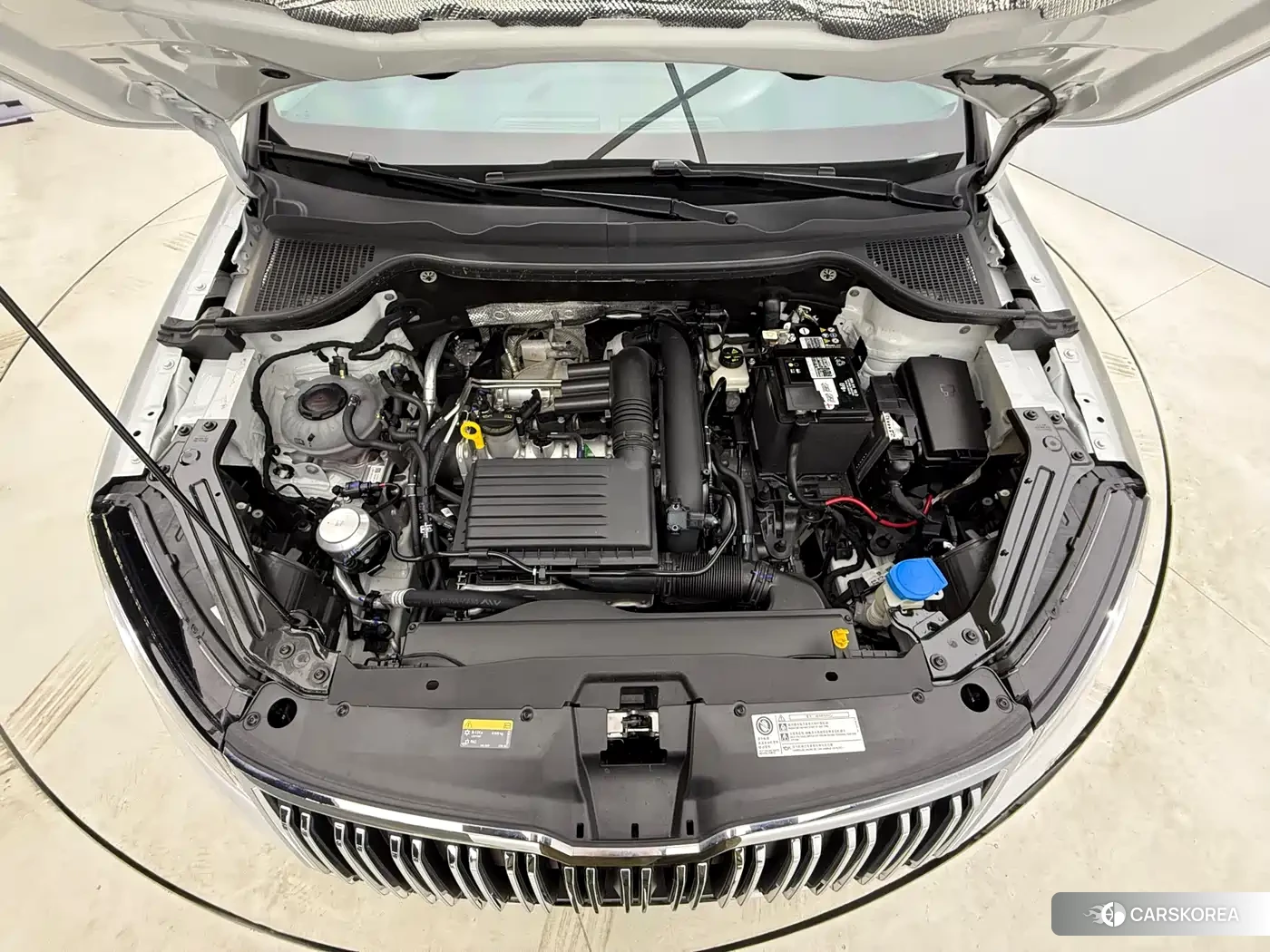 Skoda Karoq 2023 Белый из Китая, фото 4