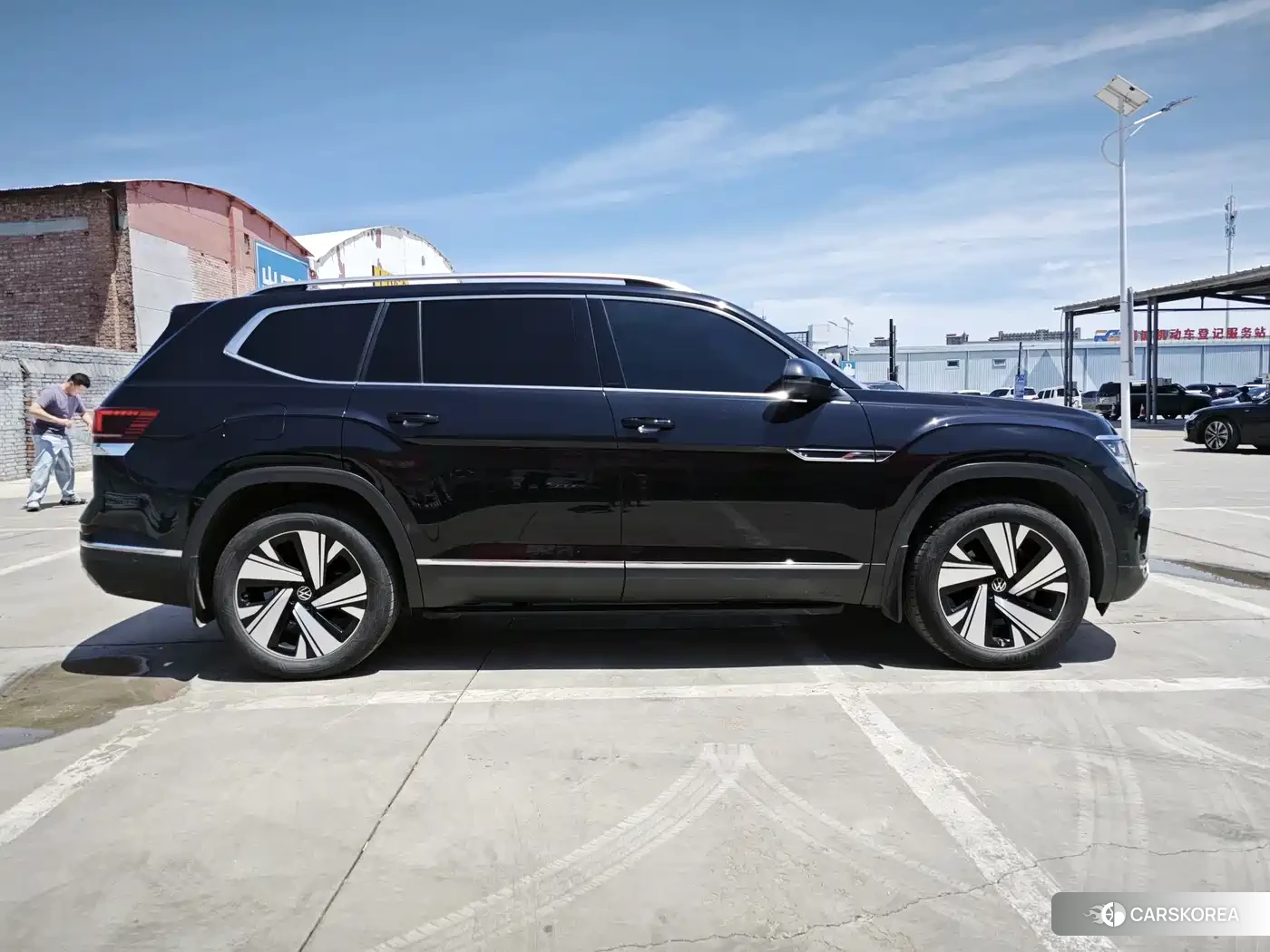 Volkswagen Touareg 2024 Черный из Китая, фото 4