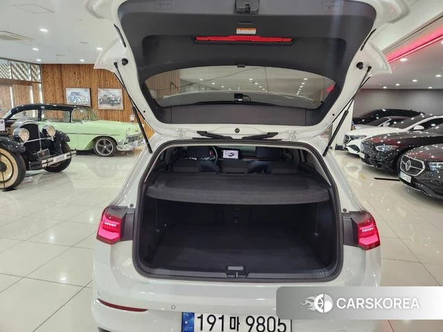 Volkswagen Golf 8th Generation 2023 Белый из Кореи, фото 4