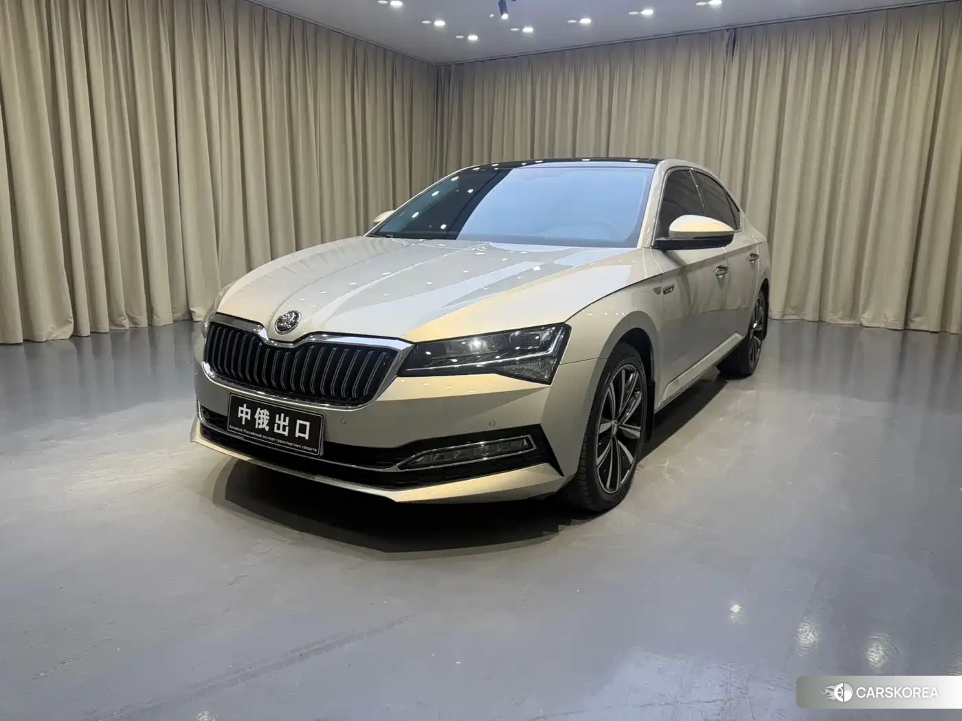 Skoda Superb 2023 Champagne/brown из Китая, фото 4