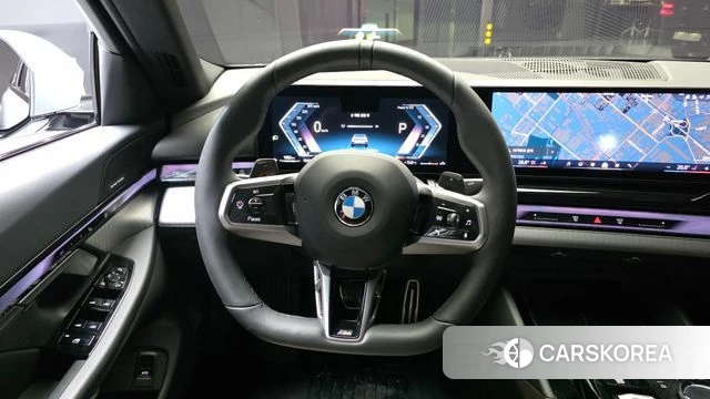 BMW 5 Series (G60) 2026 Серебристо-серый из Кореи, фото 4