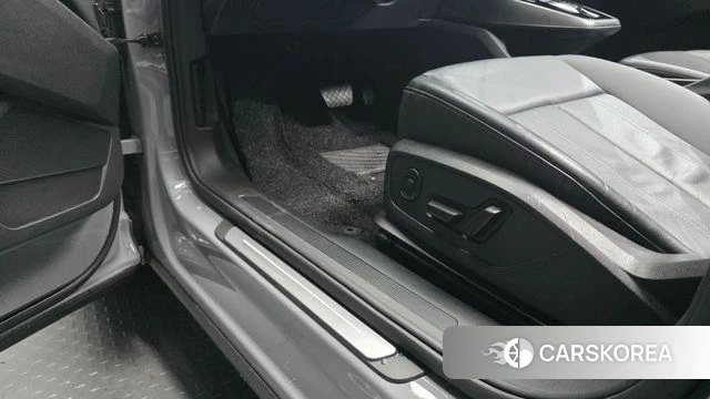 Audi Q4 e-Tron (F4) 2022 Серебристо-серый из Кореи, фото 4